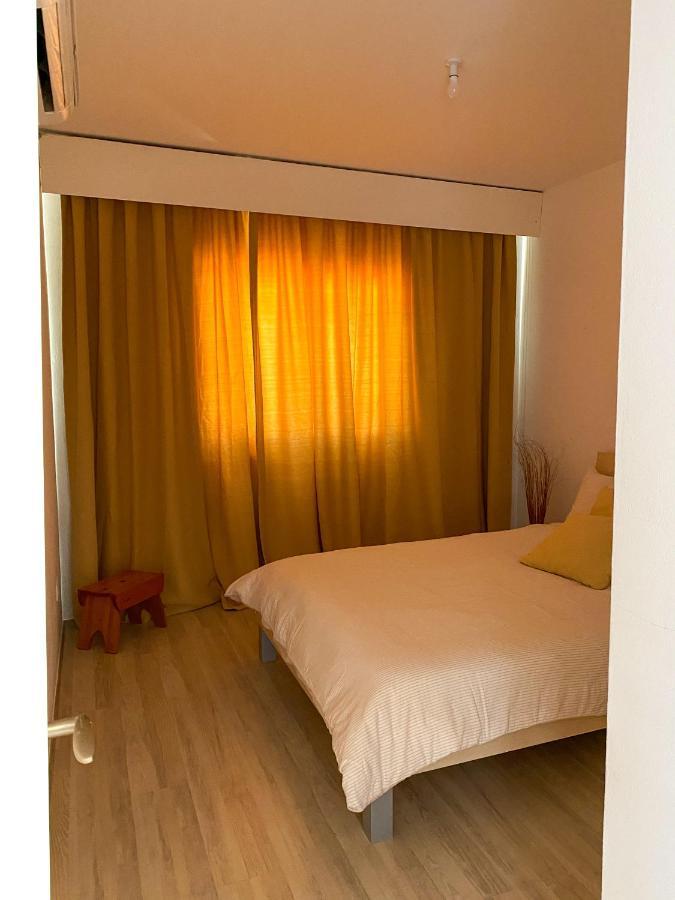 Summer Getaway: Stunning 1 Bedroom Apartment! 폴리스 외부 사진