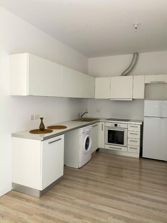 Summer Getaway: Stunning 1 Bedroom Apartment! 폴리스 외부 사진